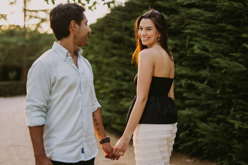 Camila y Mateo caminando tomados de la mano