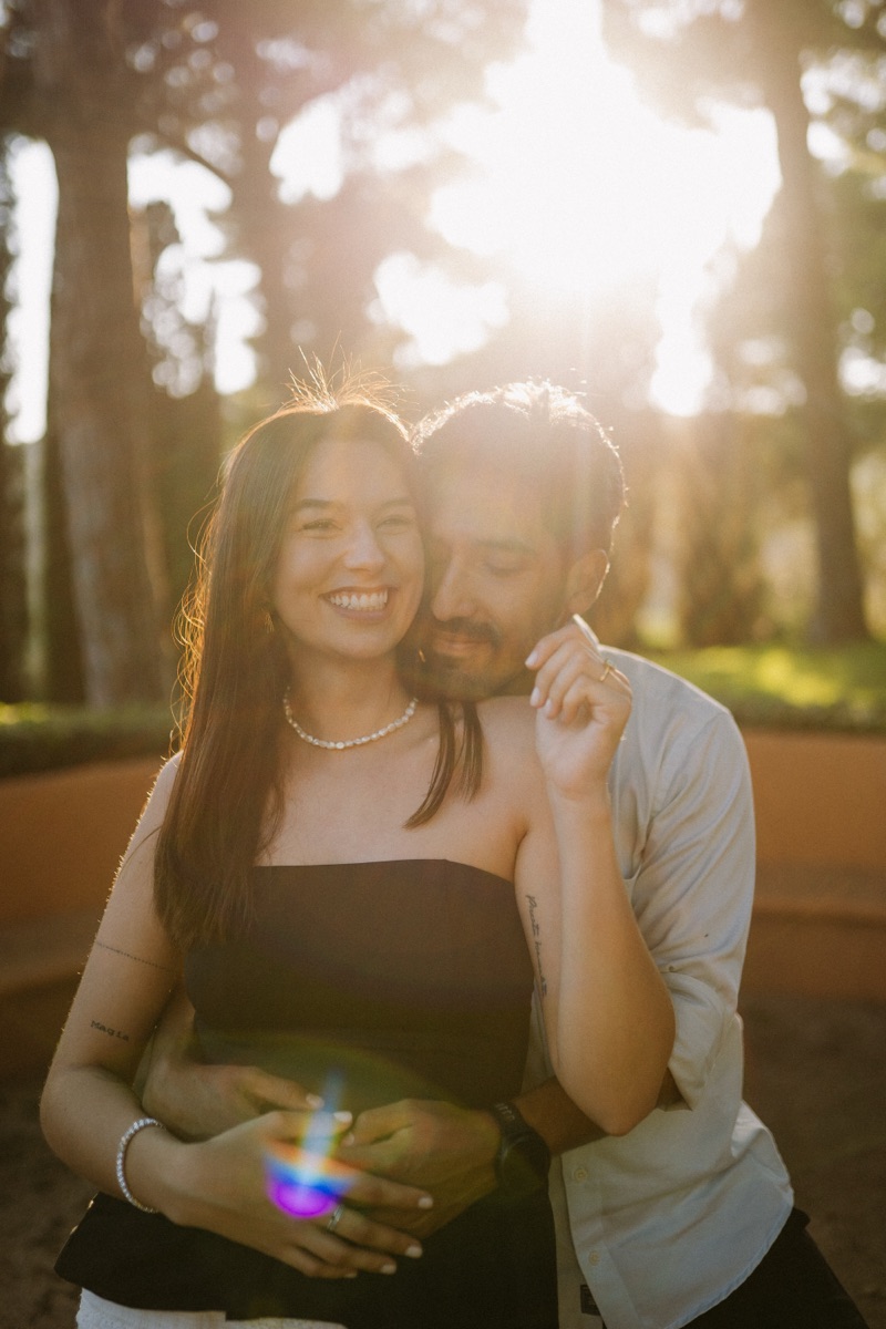 Camila y Mateo abrazados al atardecer