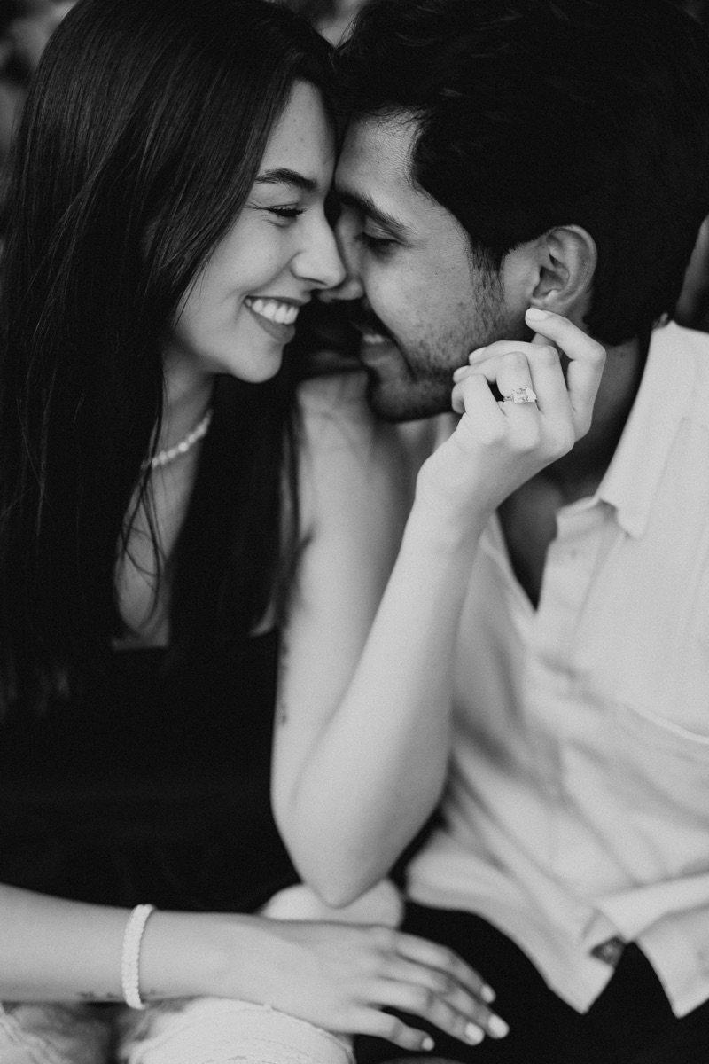 Camila y Mateo juntos en blanco y negro