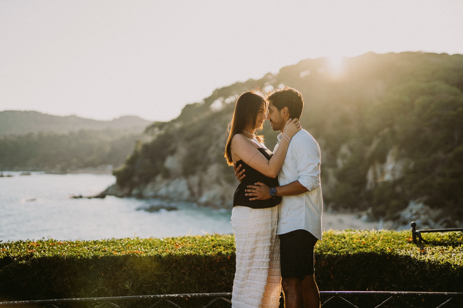 Camila y Mateo abrazados frente al mar